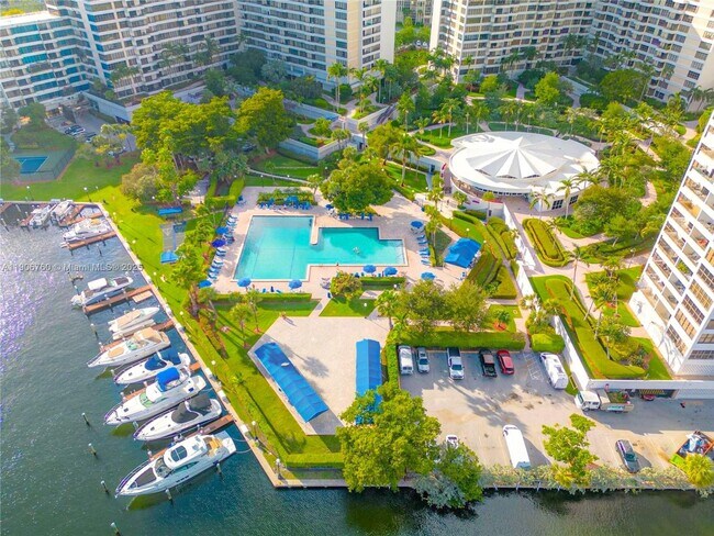 Foto del edificio - 2500 Parkview Dr