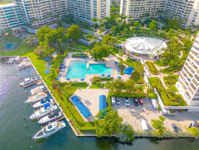 Building Photo - 2500 Parkview Dr