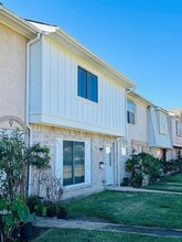 Building Photo - 8462 Leawood Blvd