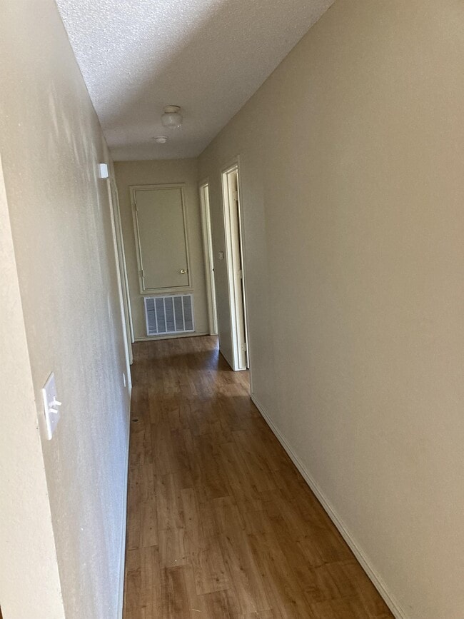 Building Photo - 542 Amigos Ln