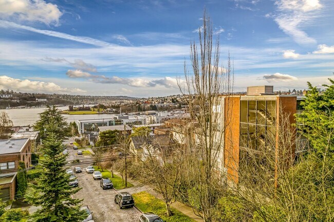 Building Photo - Location is key to this 2 bedroom with a v...