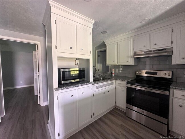Building Photo - Amazing updated 3/2!