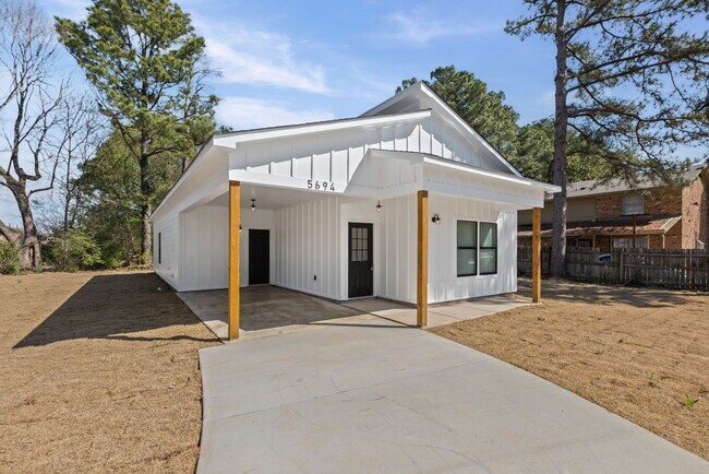 Foto del edificio - 5694 Myers Rd