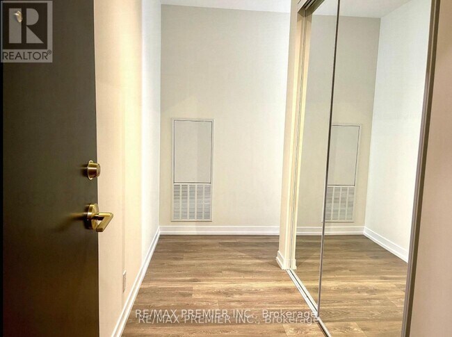 Photo du bâtiment - 950-3950 Portage Pkwy