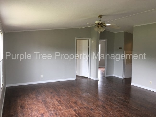 Building Photo - Newly Renovated & Spacious 3 Bedroom