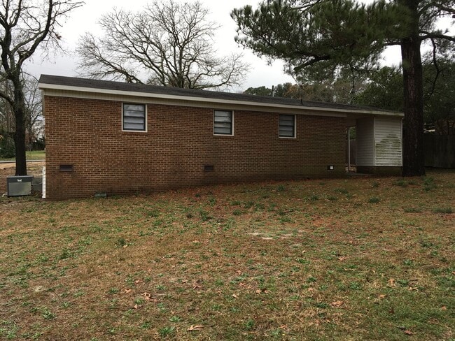 Building Photo - REVAMPED 3 Bedroom/1.5 Bath Home Located M...