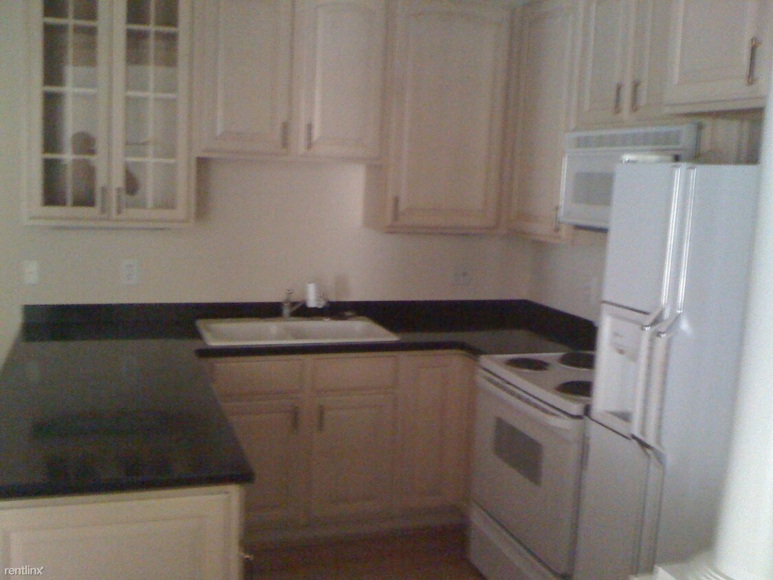 Building Photo - 3001 Anderson Dr