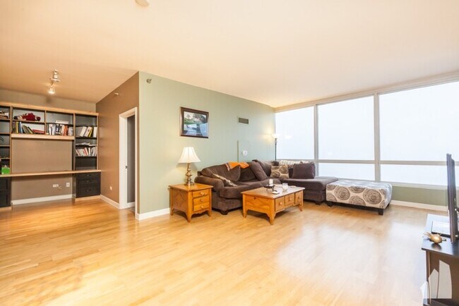 Foto del edificio - MUST SEE 2BEDROOM IN SOUTH LOOP WITH PARKI...