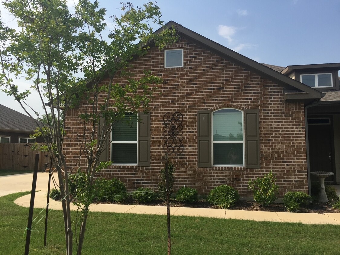 Primary Photo - 792 E Northside Dr