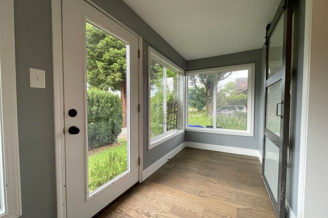 Building Photo - Cute Portsmouth Home with Sunroom, Fenced ...