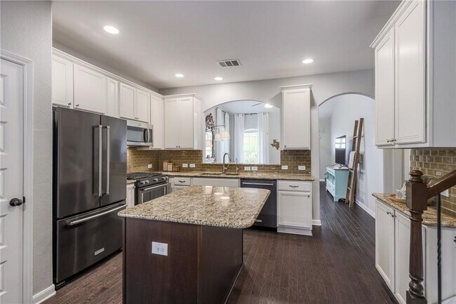 Building Photo - 529 Trinity Bend