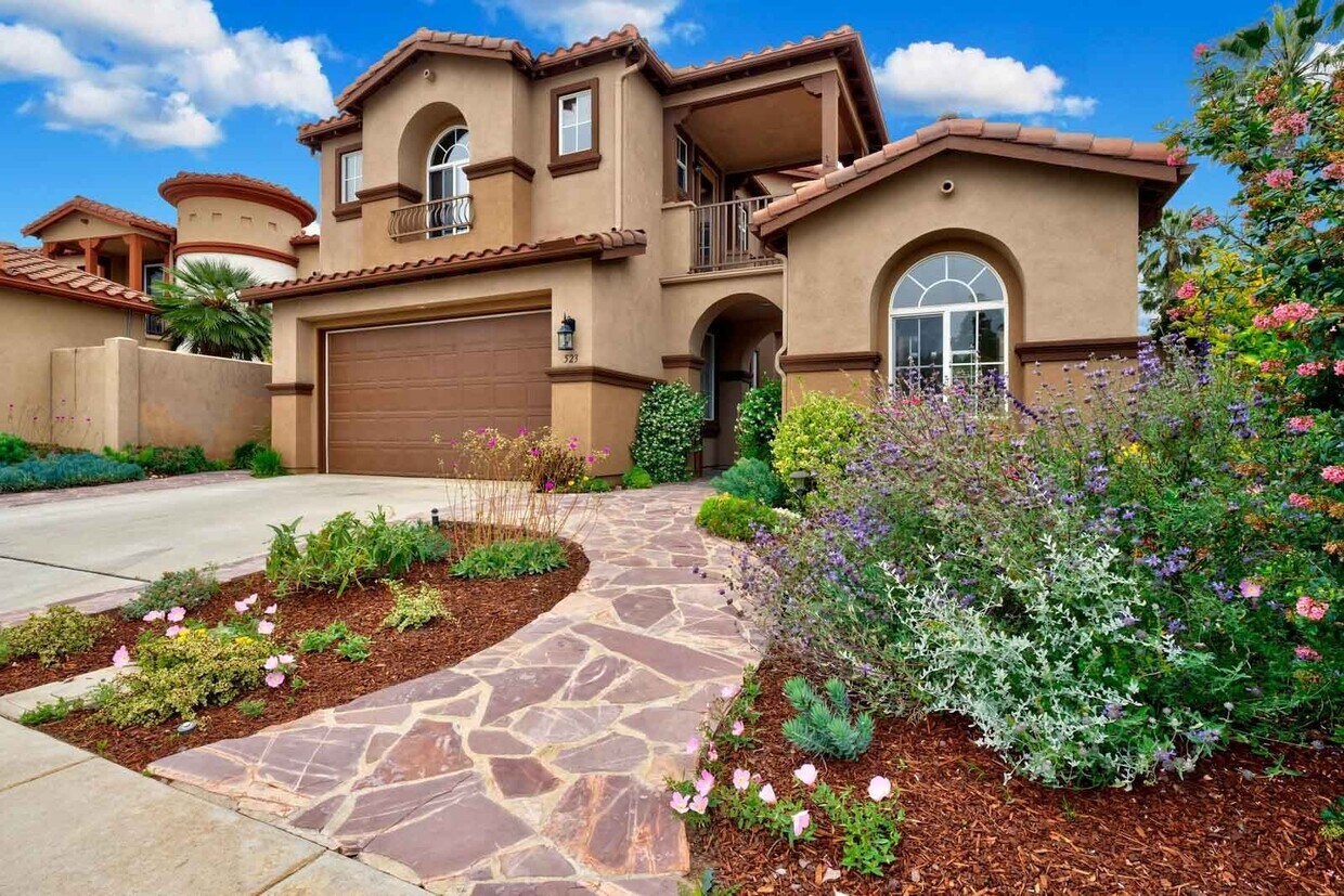 Foto principal - Gated corner lot home walking distance to the beach