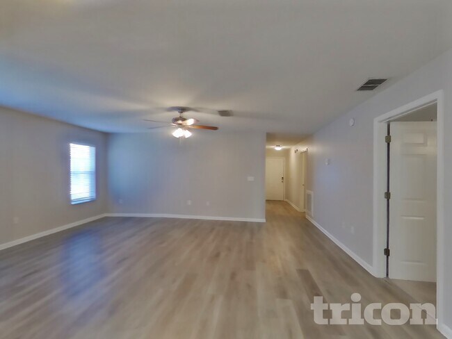 Foto del edificio - 2122 Center Way