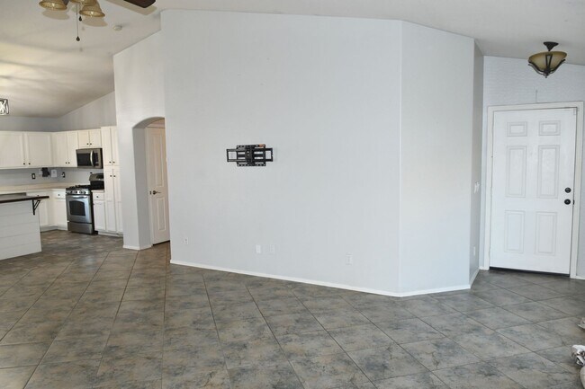 Foto del edificio - Ideal 4 Br 2 Ba 2 Car Garage Home with SOLAR Near Greenway and Loop 303 in Surprise
