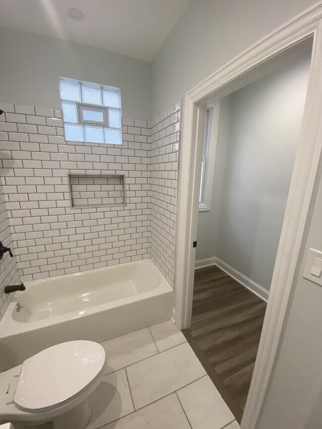 Foto del edificio - 3840 W Diversey Ave