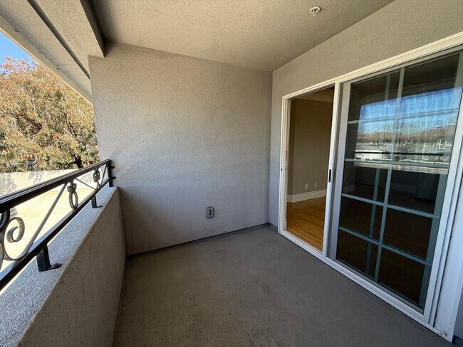 Foto del edificio - UPSTAIRS UNIT! Washer&Dryer! Assigned Park...