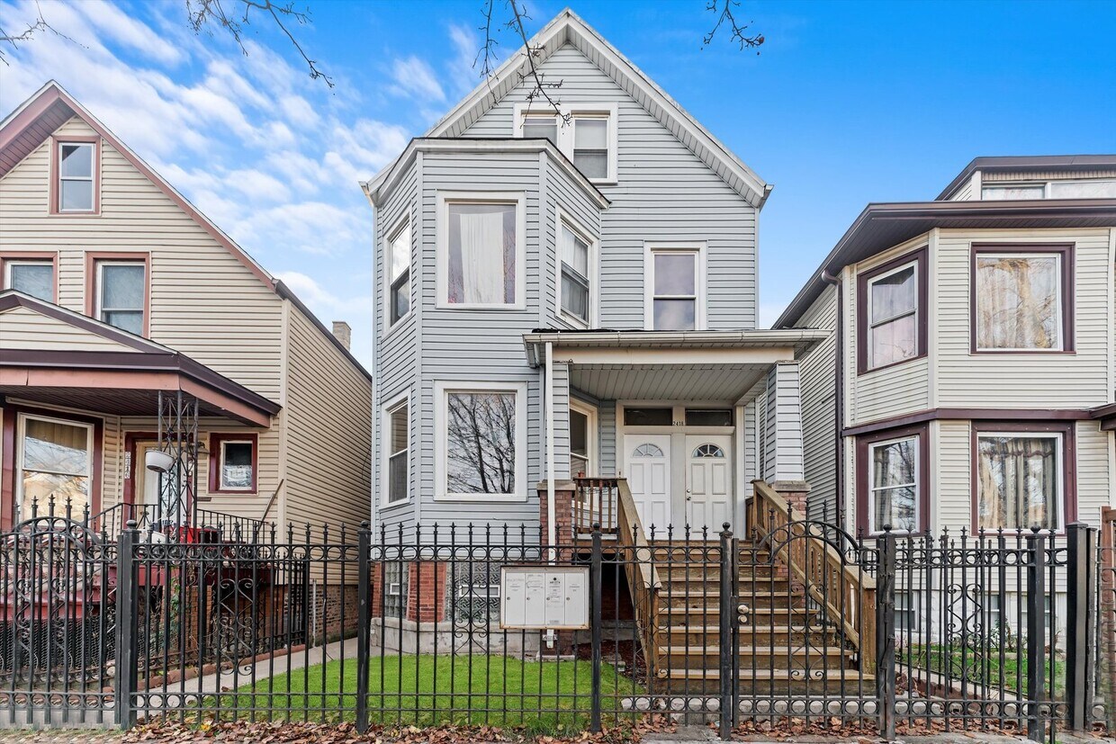 Primary Photo - 2418 N Lawndale Ave