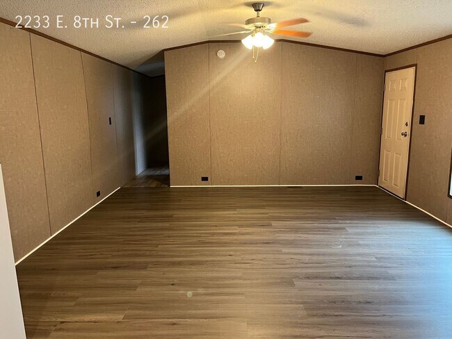 Foto del edificio - 2233 E 8th St
