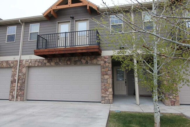 Building Photo - 2027 Lakehills Dr