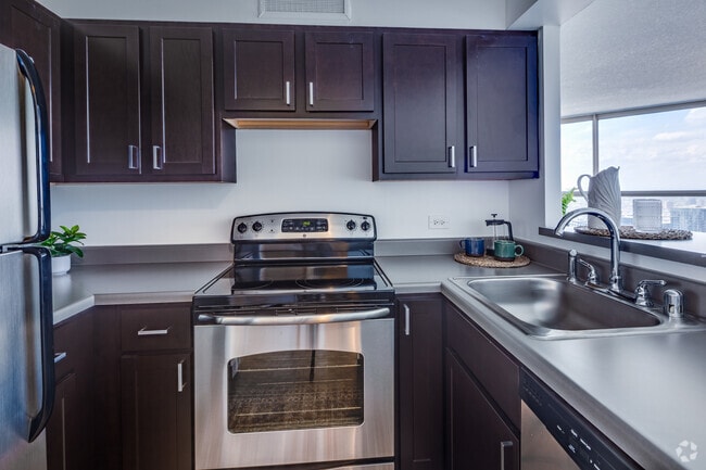 1BR, 1BA - 669SF - Kitchen - Presidential Towers