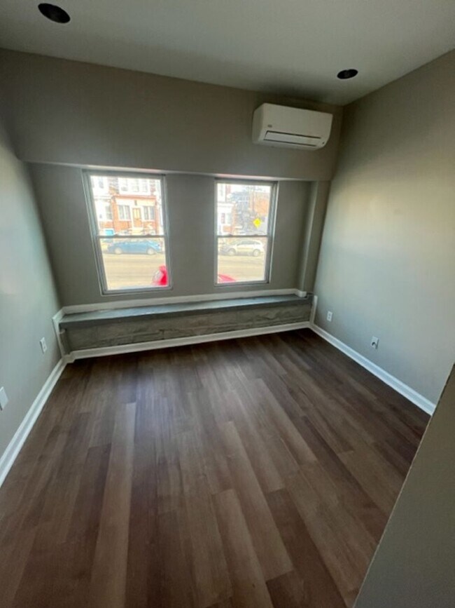 Building Photo - BEAUTIFUL BIG 4 BEDROOM 3 BATH READY TO MO...