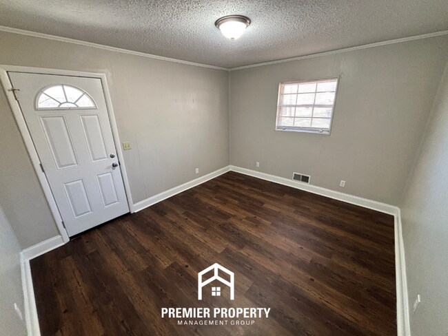 Foto del edificio - Spacious 3BR Home Near Birmingham w/ Hardwood Floors, Fenced Yard & Garage