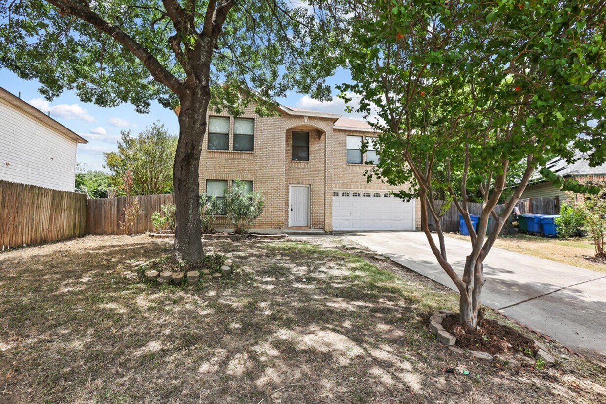 Foto principal - Charming Home Awaits: Spacious & Modern Li...
