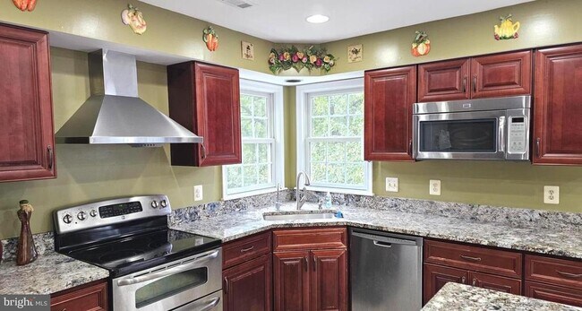 Building Photo - 10 Forest Brook Ct