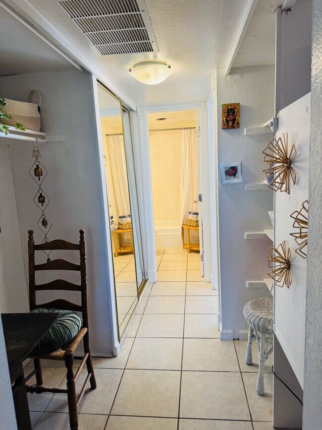 Building Photo - Fully Furnished 1 Bedroom Condo in Gated Community – Flexible Lease Terms Available!