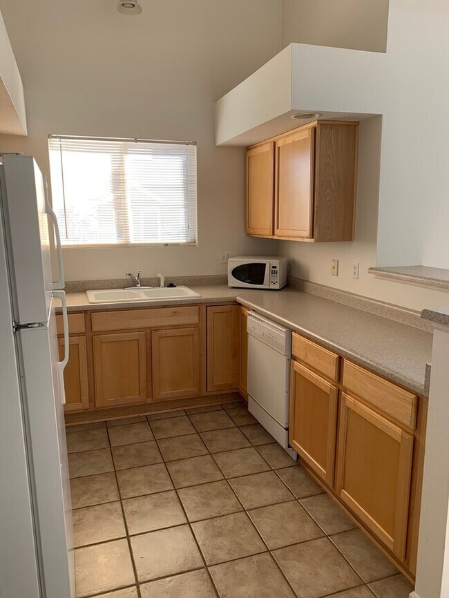 Building Photo - 2 Bed 2 Bath Condo