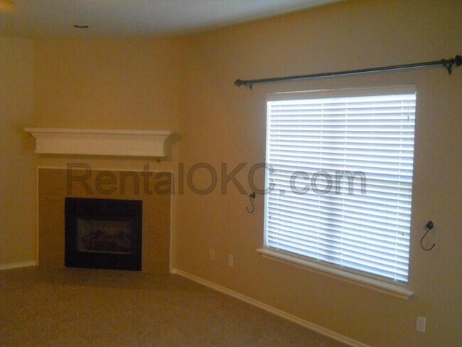 Foto del edificio - 3 Bed 2 bath Liberty Trails home Close to Tinker