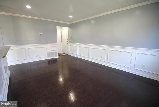 Building Photo - 3121 Sayre Dr