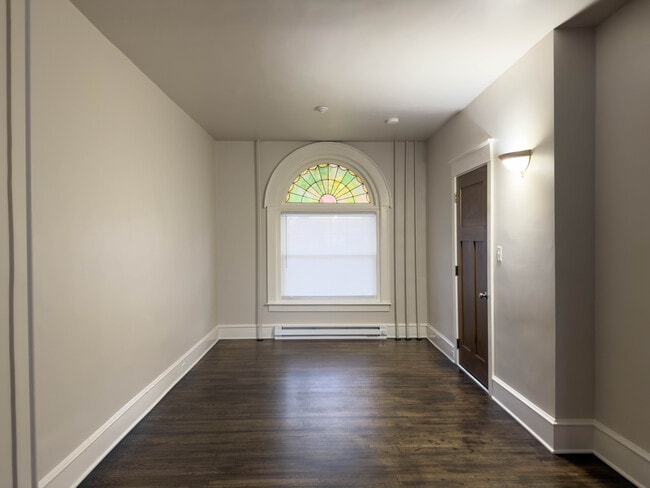 Foto del edificio - 216 W Main St