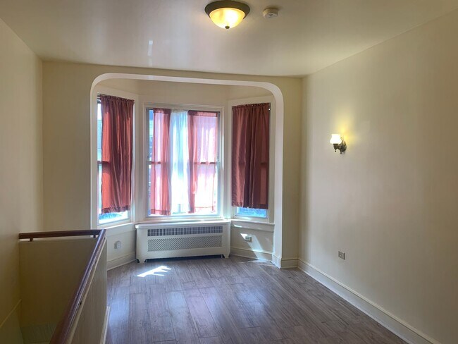 Foto del edificio - Video in Pictures! 2-4 bedroom Apartment York City SD