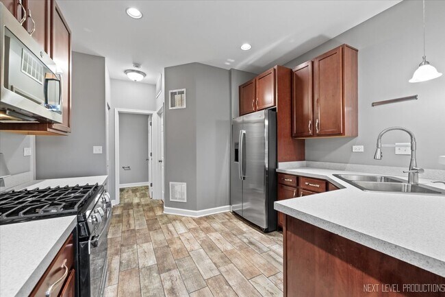 Building Photo - 450 Majestic Ln