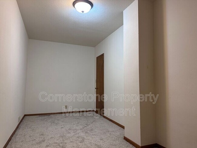 Building Photo - 2540 S Edgewood Dr