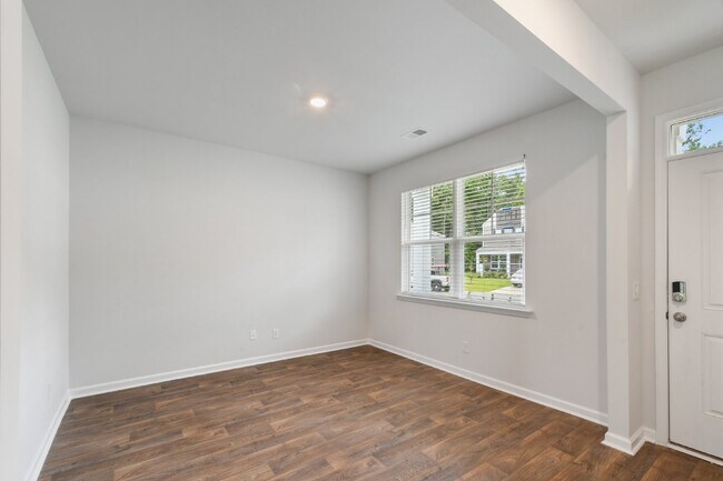 Foto del edificio - Stunning 4-Bedroom Rental Home with 2.5 Ba...