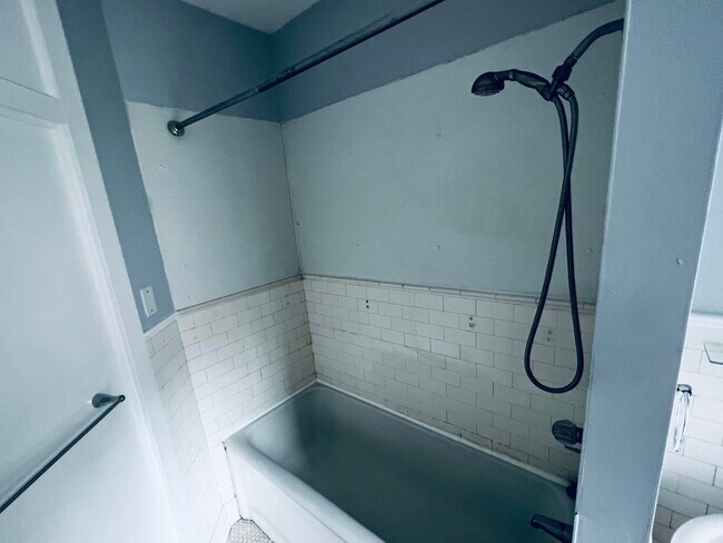 Building Photo - 367 Hudson Avenue, Unit 3