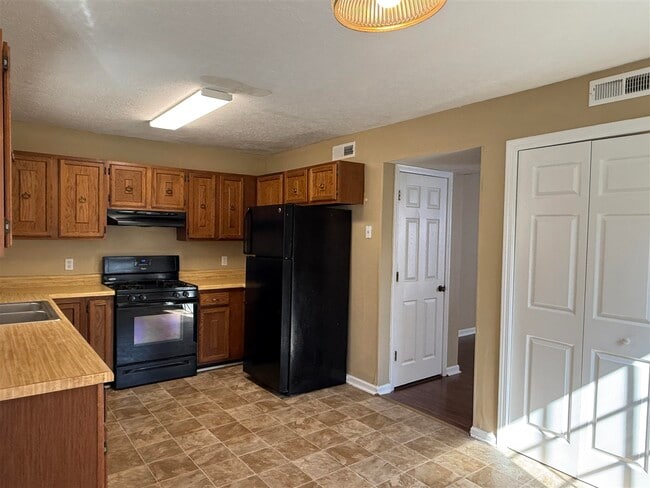 Building Photo - 739 Tara Ct