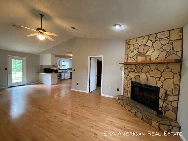 Building Photo - Centrally located in Navarre.