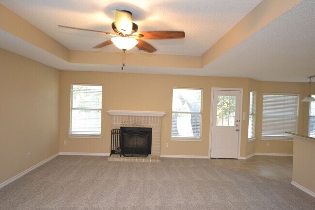 Building Photo - 3 Bedroom 2 Bath in Carriage Hills