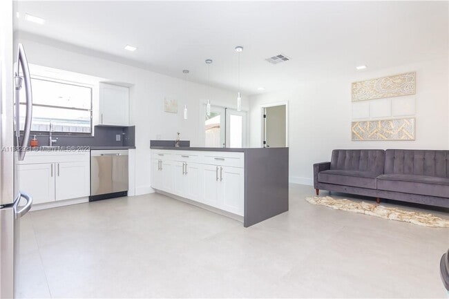 Building Photo - 4996 SW 95th Ave