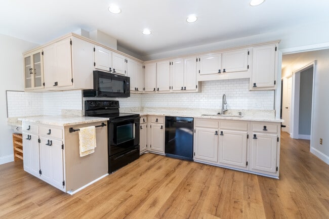 Building Photo - 5603 Ventura Dr