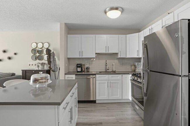 Photo - 590 N State St Apartment