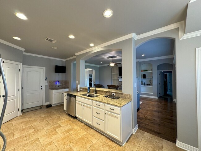 Building Photo - LEGACY BEAUTY.. Close to Barksdale Air For...