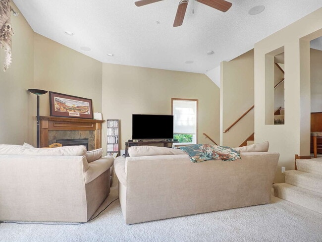 Foto del edificio - 3 Bedroom End Unit Townhome Available Sept...