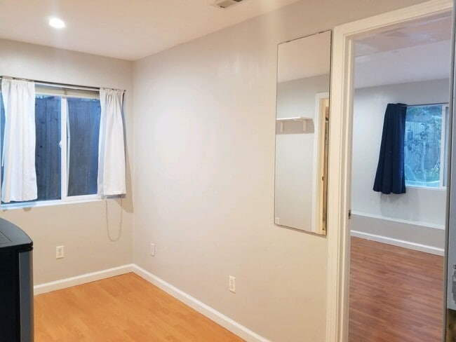 Building Photo - Remodeled 1BR/1BA garden apartment in Cent...