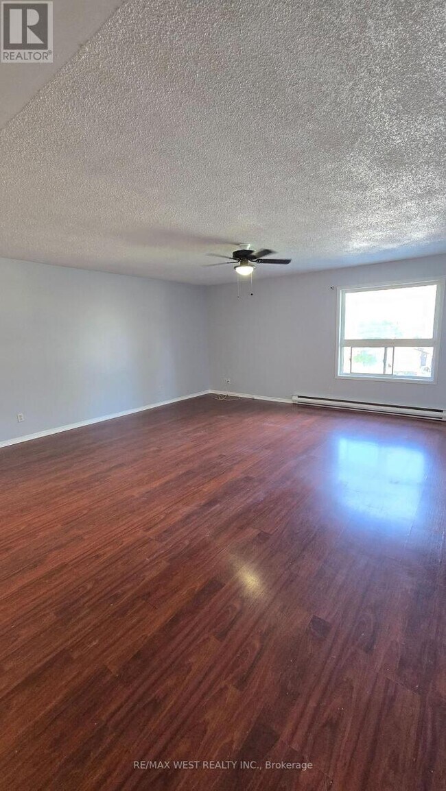 Photo du bâtiment - 1270 Maple Rd