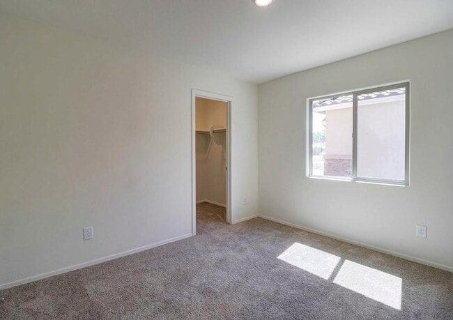 Building Photo - 466 W Black Hawk Pl