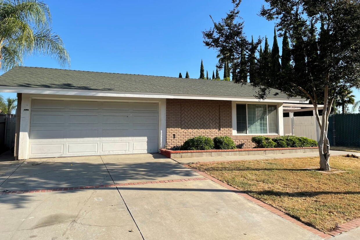 Foto principal - 8869 Cherbourgh Dr